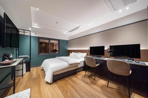 더 월 호텔 (The Wall Hotel)