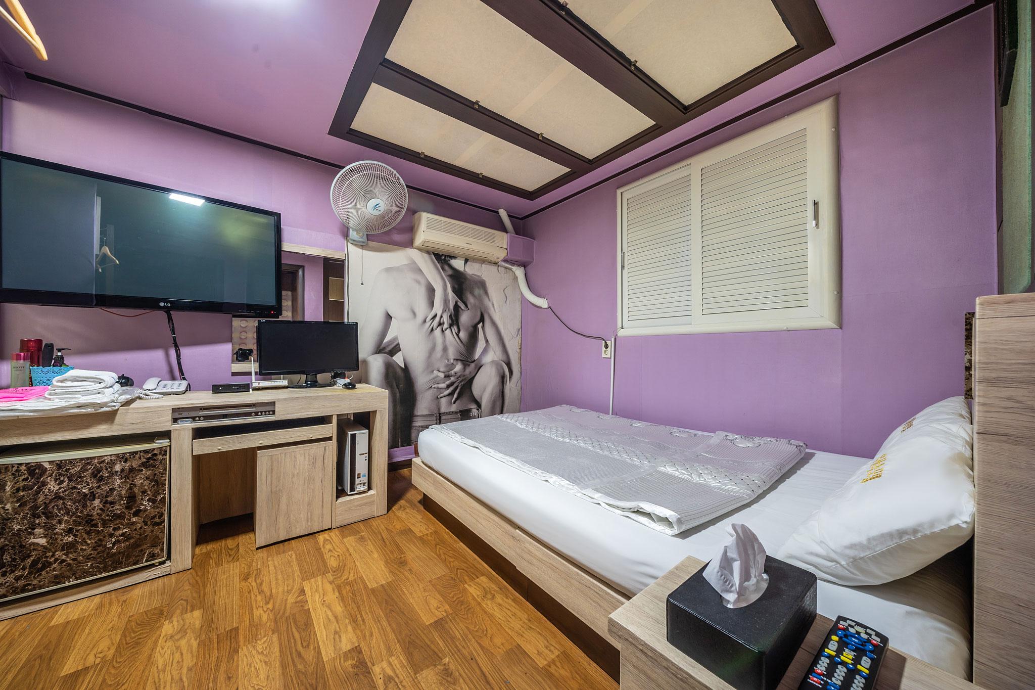 우산속모텔 (Umbrella Motel)