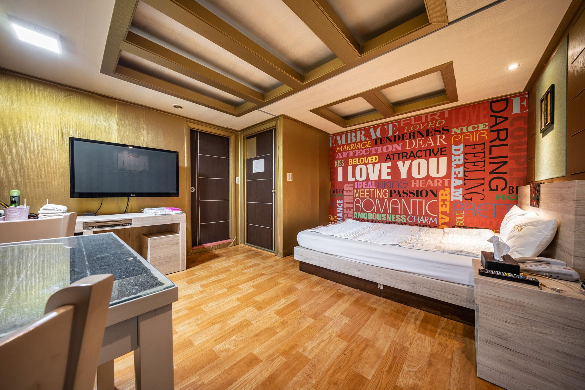 우산속모텔 (Umbrella Motel)