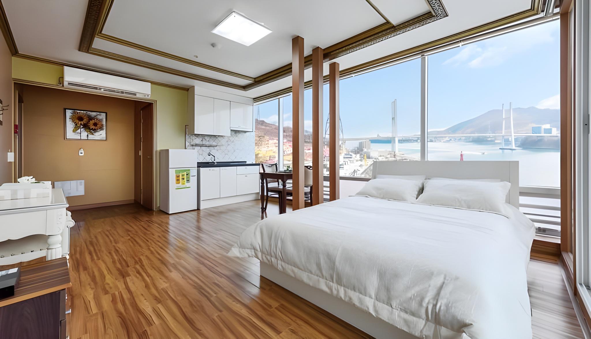 여수 비치펜션 (여수낭만포차 도보 2 분) (Yeosu Beach Pension (2 minutes walk from Yeosu Romantic Carriage))