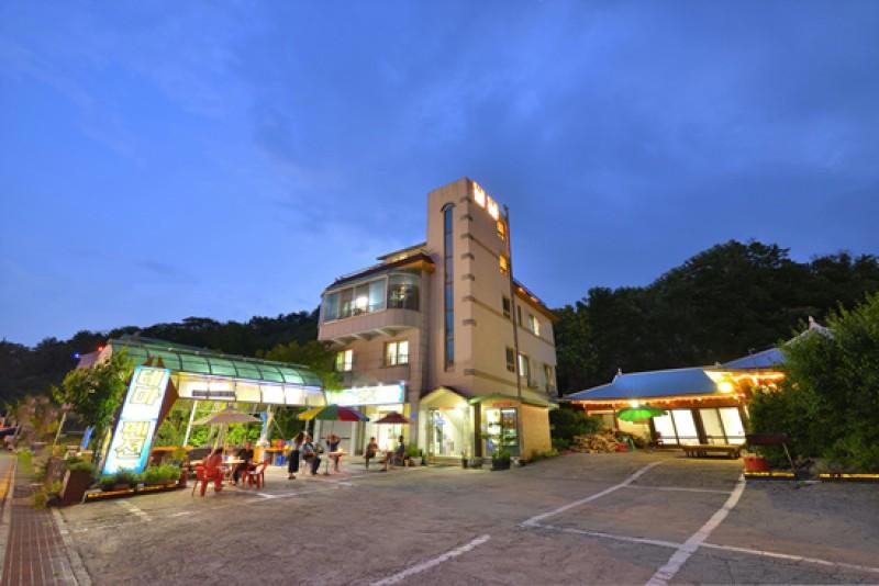 강촌 테마펜션 (Gangchon Theme Pension)