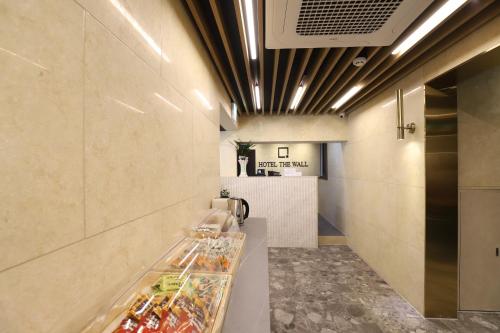 더 월 호텔 (The Wall Hotel)