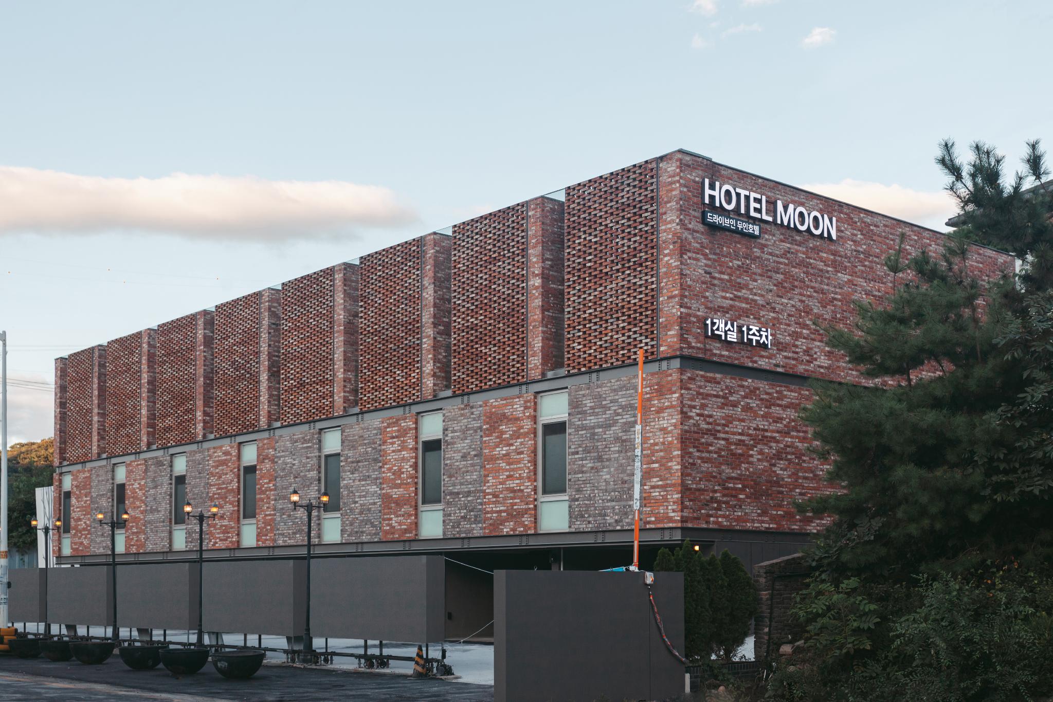 양평 호텔 문 (Yangpyeong Hotel Door)