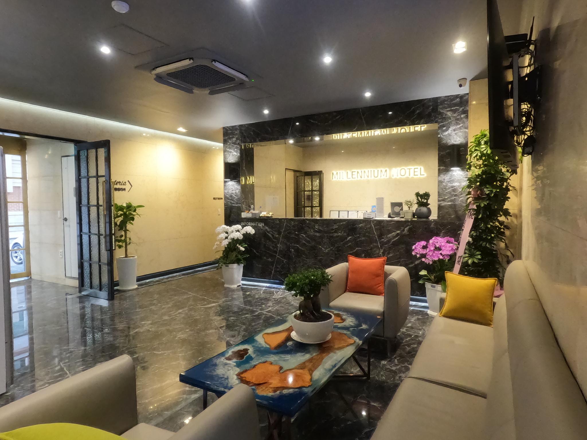 밀레니엄 호텔 (Hotel Millennium)