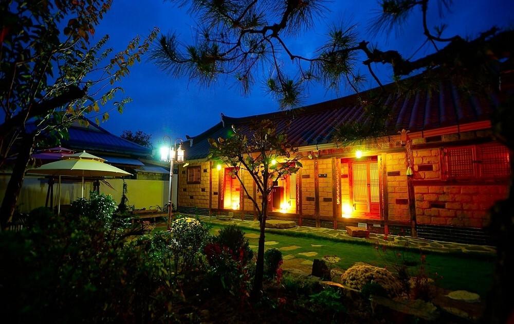 전주 한옥 마을 담소 (Jeonju Hanok Maeul Damso)