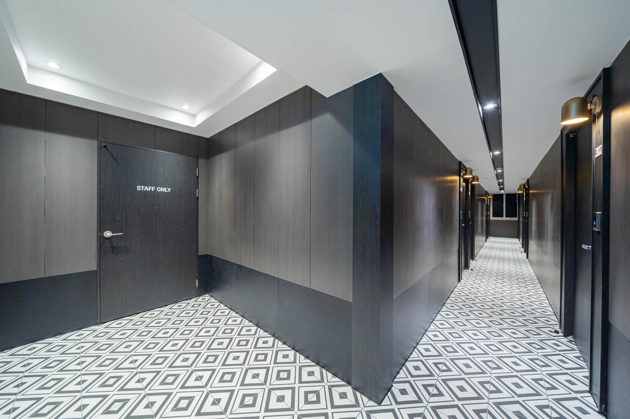 더 월 호텔 (The Wall Hotel)