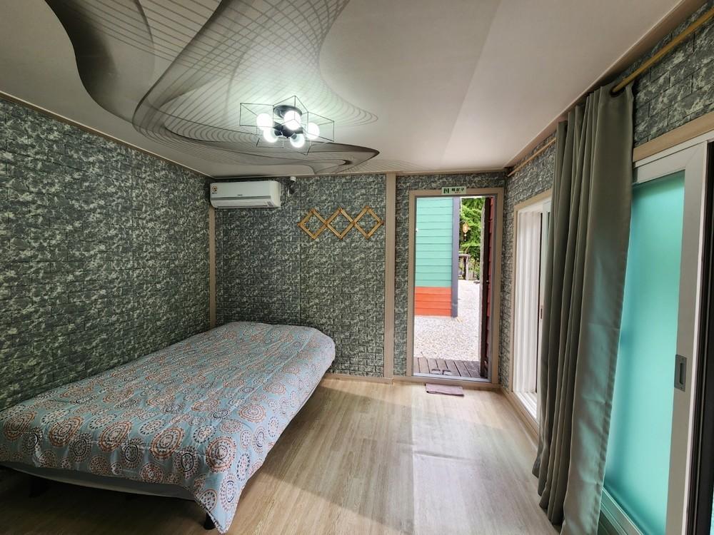 덕동달구지펜션 (Deokdong Dalguji Pension)