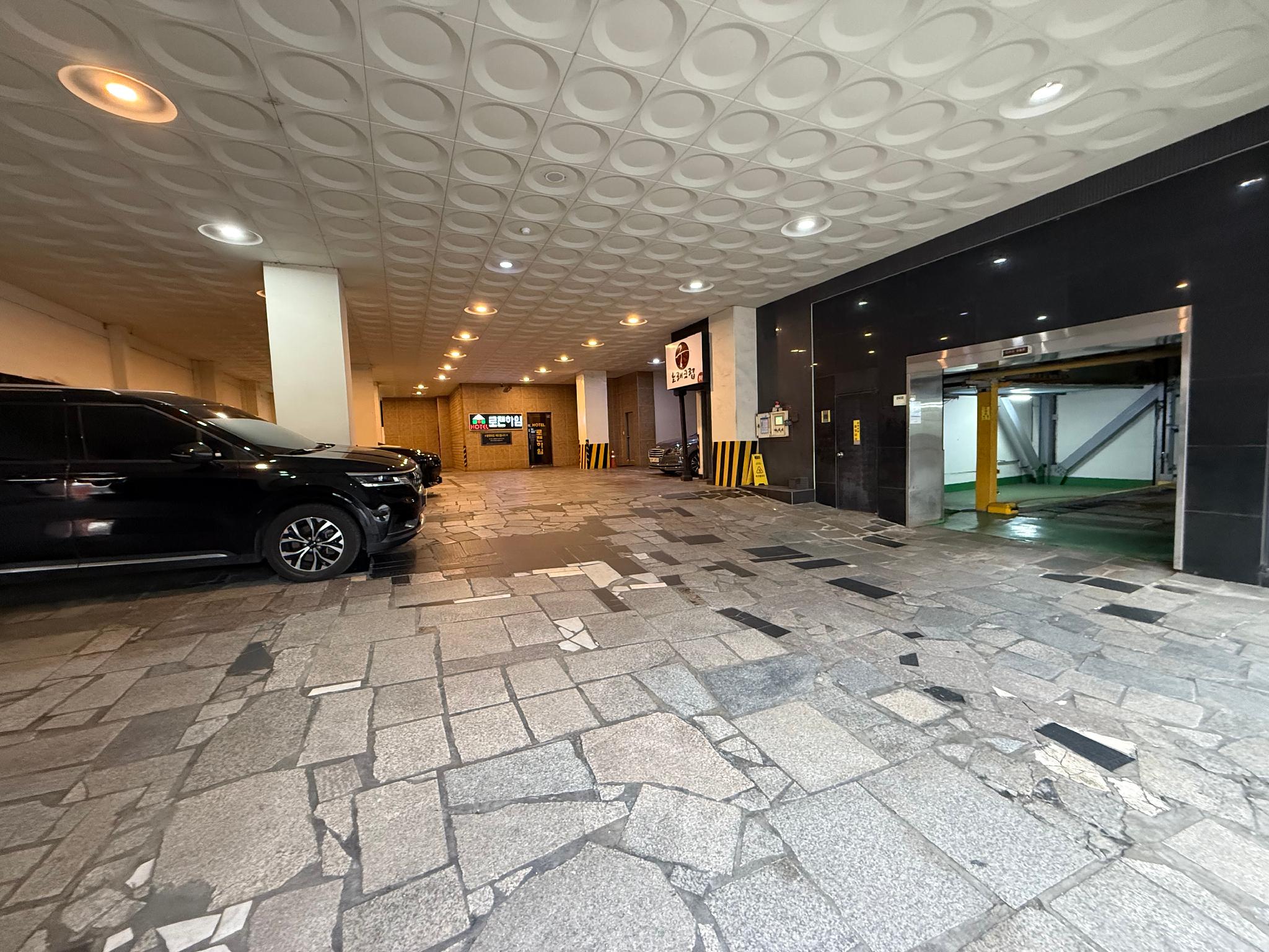 로젠하임 호텔 (Rosenheim Hotel)