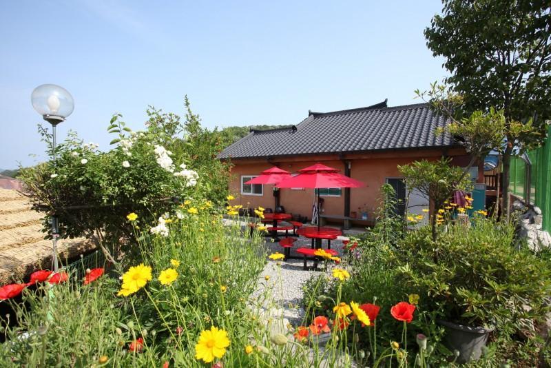 장성 축령산편백하우스펜션 (Jangseong Chungnyeongsan Pyeonbaek House Pension)