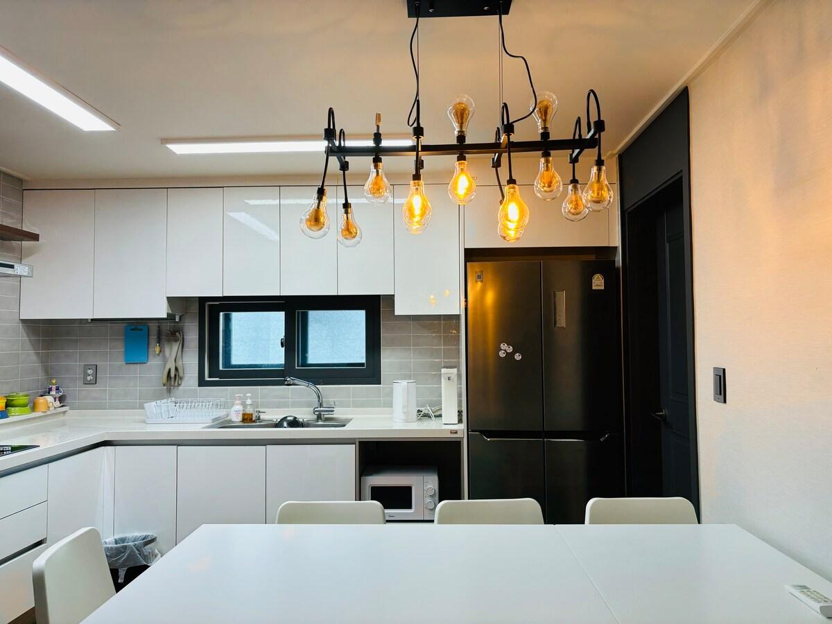 영도구의 프라이빗 하우스 (103m², 침실 2개, 프라이빗 욕실 2개) (Pier40 합법숙소, 오션뷰, 주차가능, 집안 파티 노래 가능 12명 숙소, 옥상 야경)