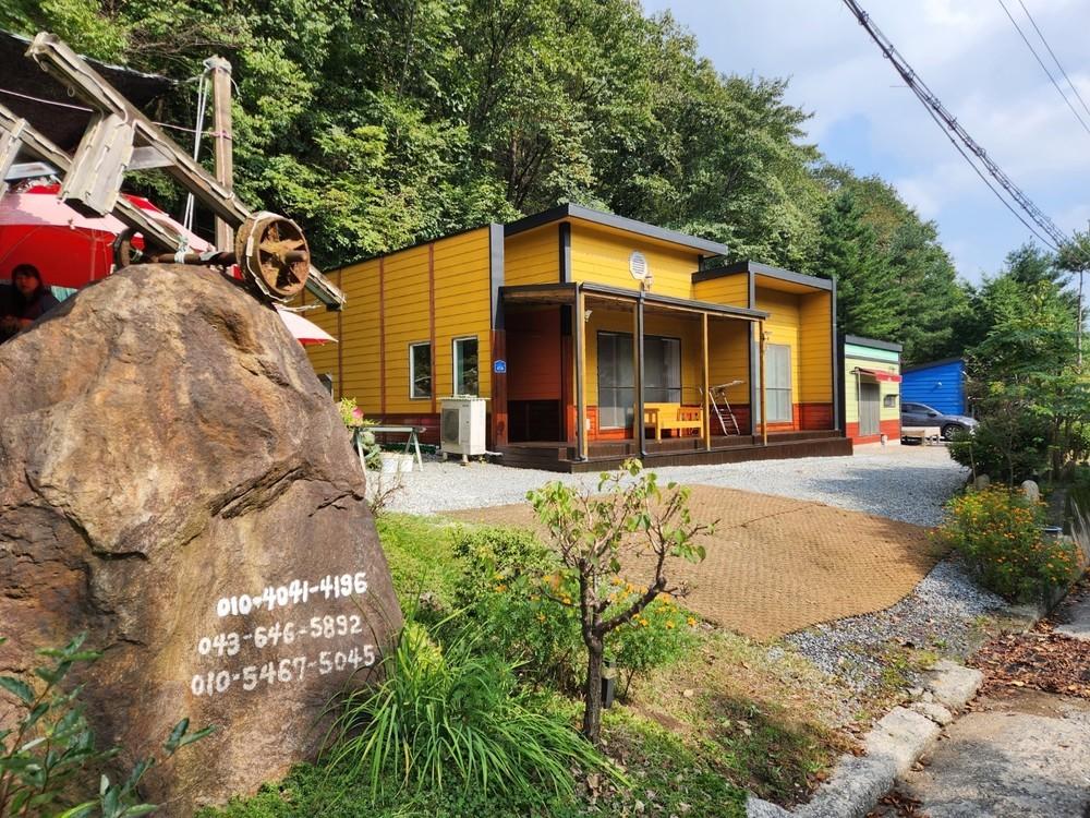 덕동달구지펜션 (Deokdong Dalguji Pension)