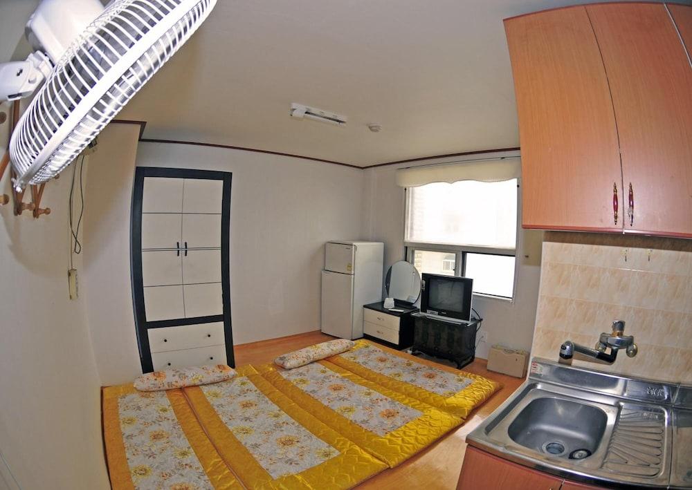 화성 게스트하우스 (Hwaseong Guest House)