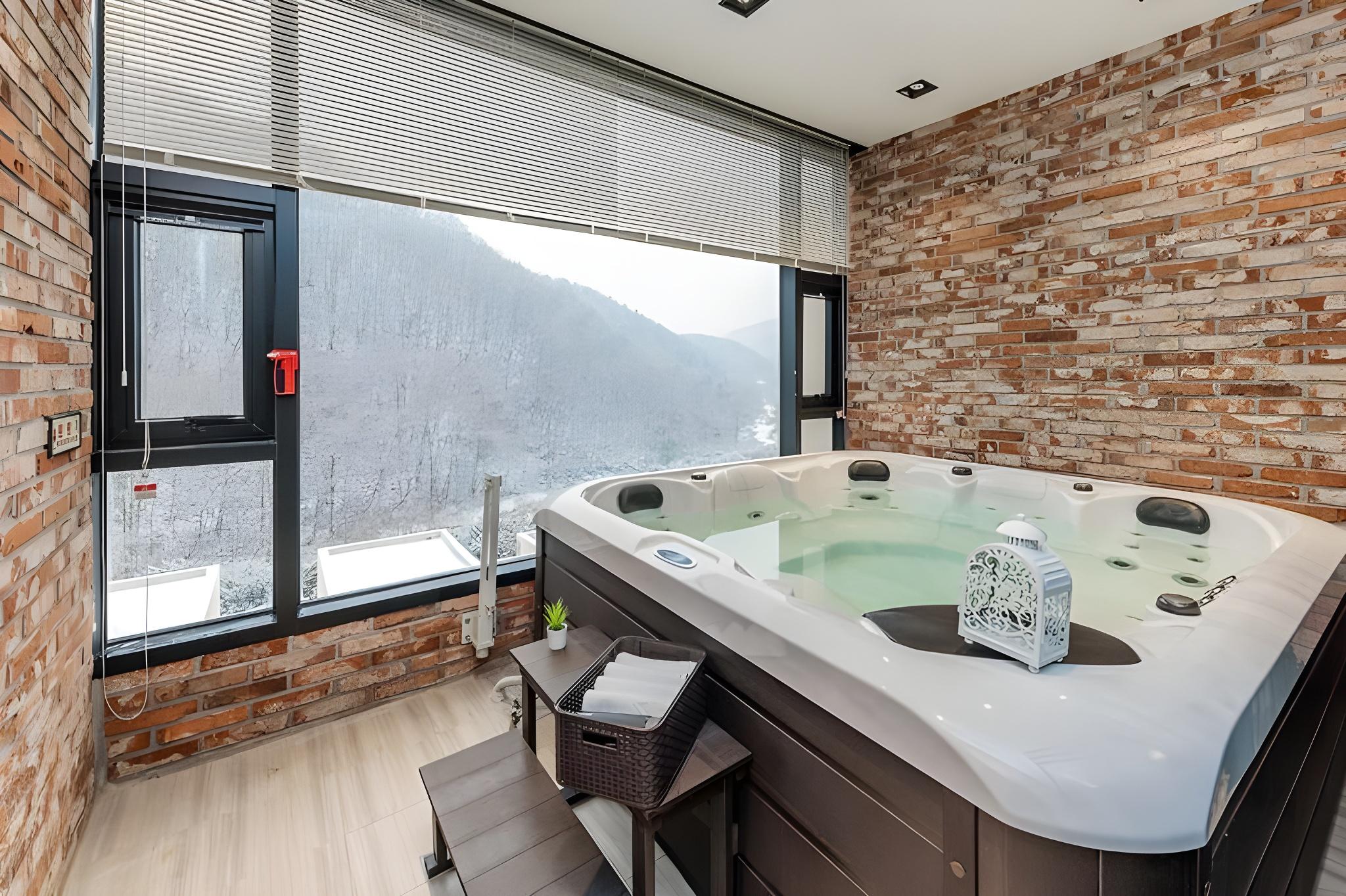 무주 마리나&스위트풀빌라스파펜션 (Muju Marina & Suite Pool Villa Spa Pension)