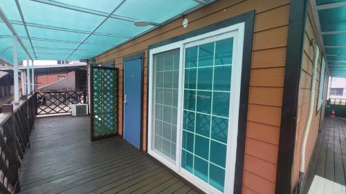 스테이 230 (Stay 230)