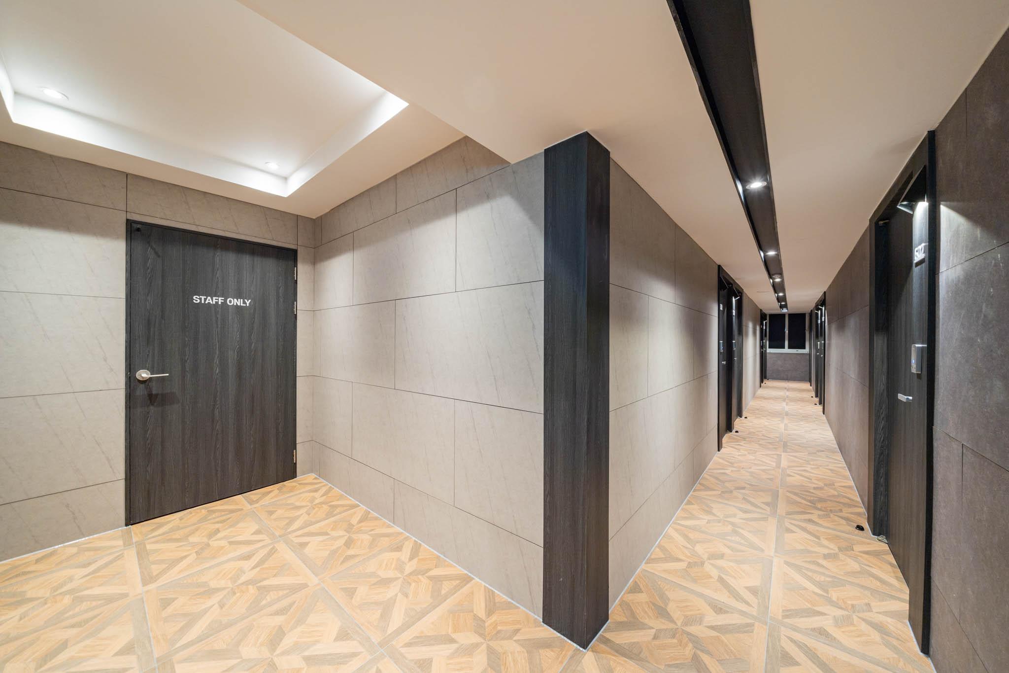 더 월 호텔 (The Wall Hotel)