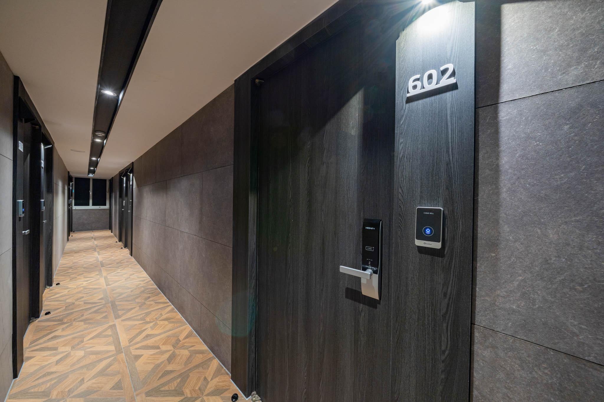 더 월 호텔 (The Wall Hotel)