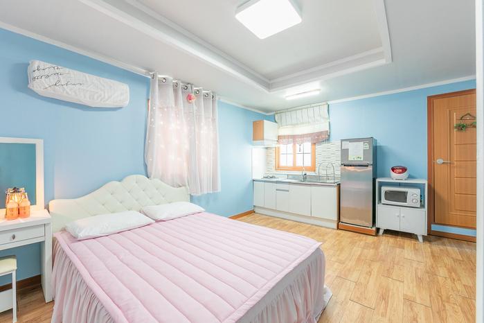 Conch Catching Dog Pension