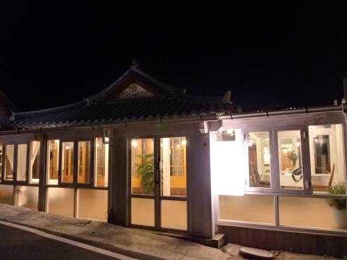백년한옥 (Hundred Years Hanok)
