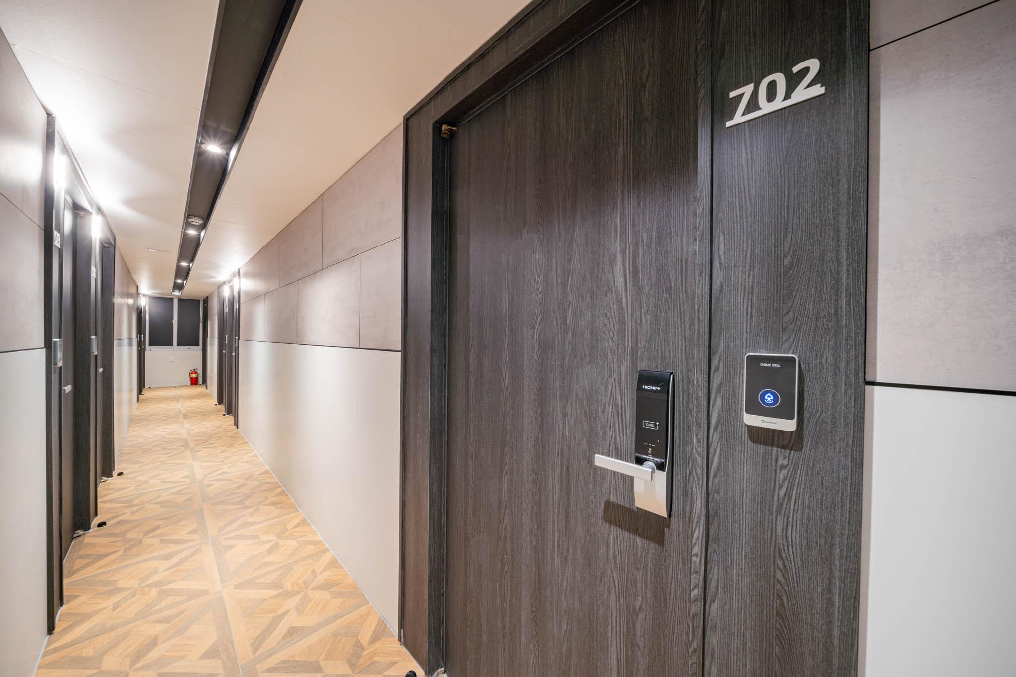 더 월 호텔 (The Wall Hotel)