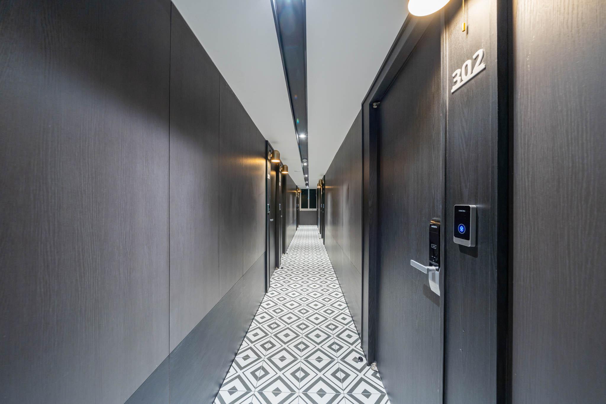 더 월 호텔 (The Wall Hotel)