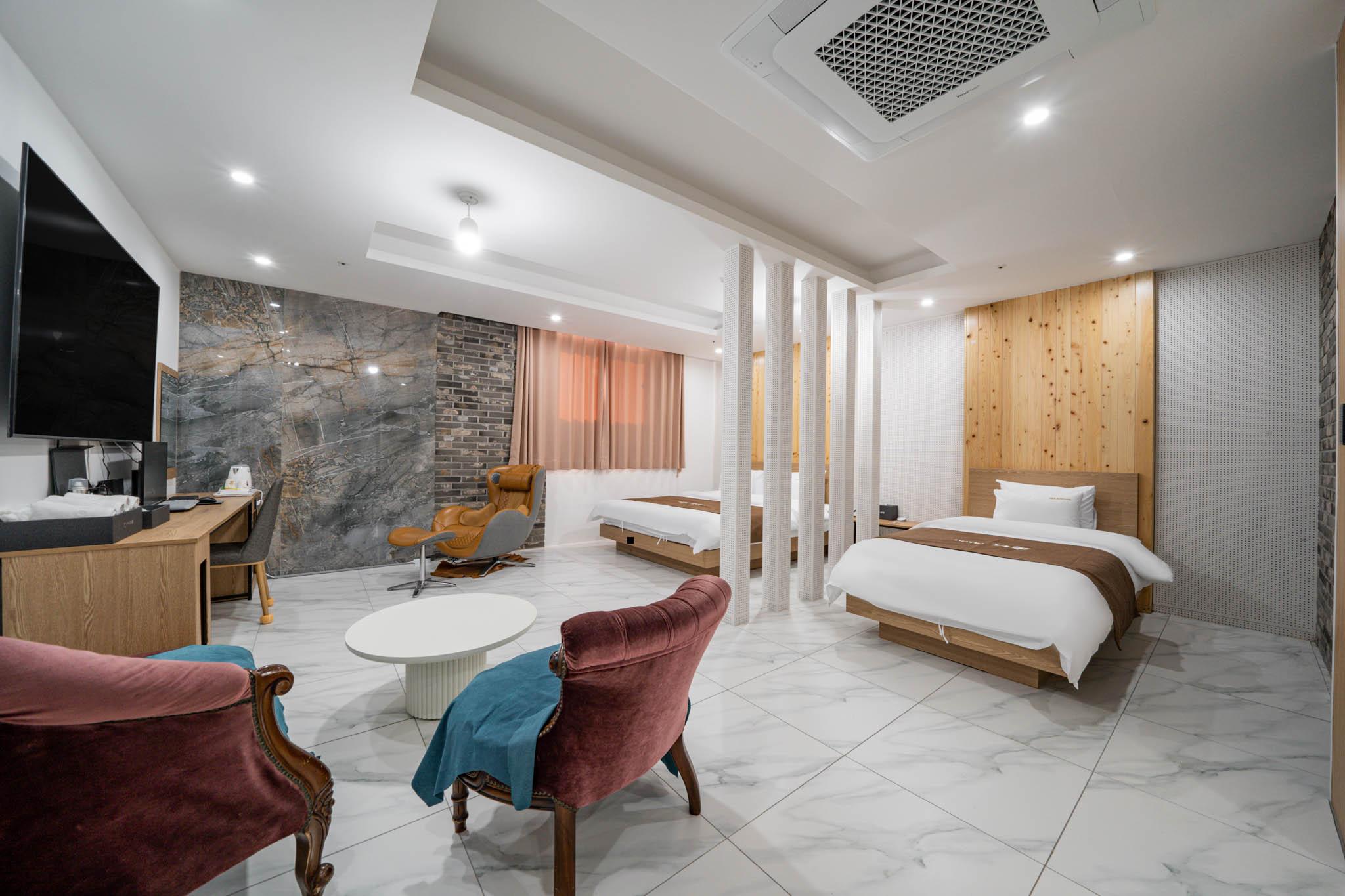 괴산 호텔 더킹 (Goesan Hotel The King)