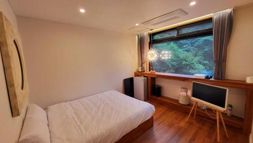 플로팅 웨일 설악 도적 폭포 스테이 (Sokcho Floating Whale Seorak Dojeok Waterfall Stay)