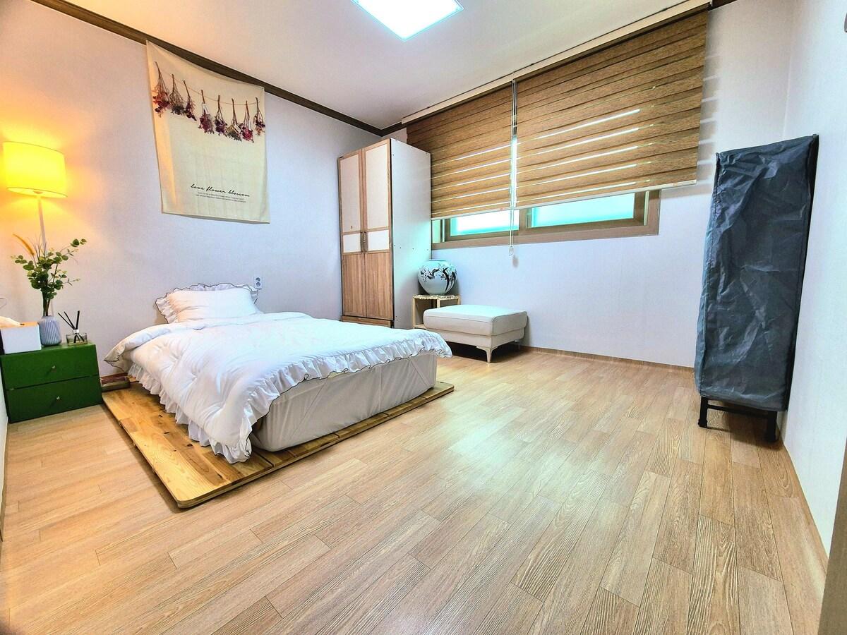 덕산면의 프라이빗 하우스 (117m², 침실 3개, 프라이빗 욕실 2개) ([진천스페이스] 혁신도시5분, 주차편한 풀옵션3룸의 초대)