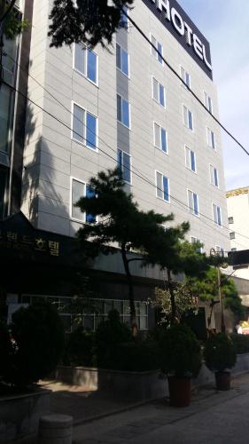 뉴 그랜드 호텔 (New Grand Hotel)