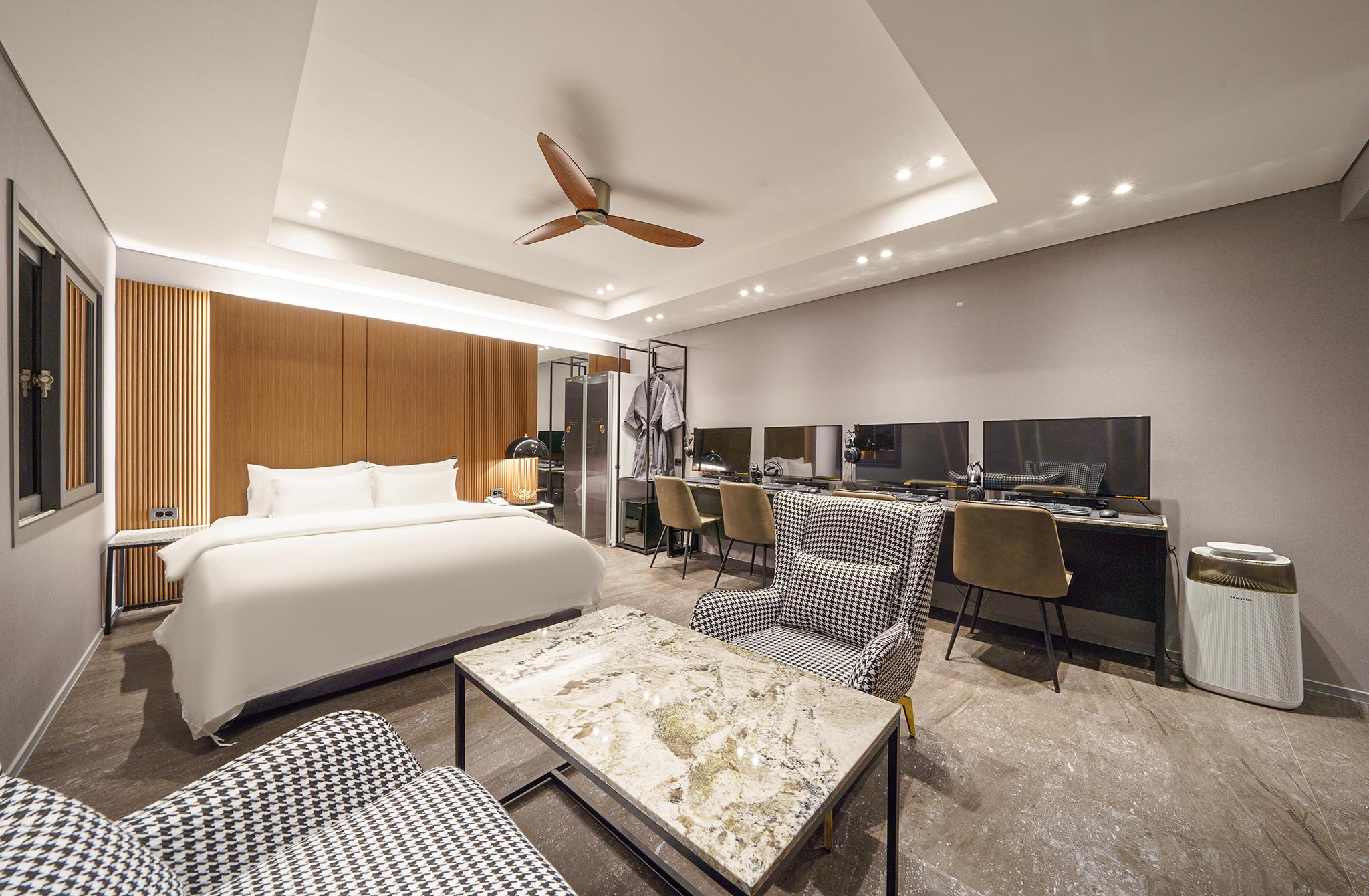 더 월 호텔 (The Wall Hotel)