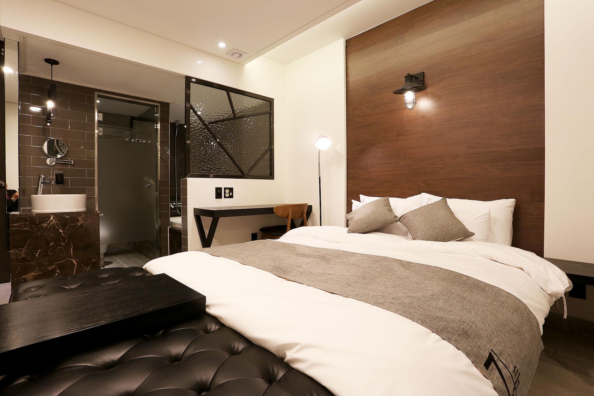 호텔 2.4 (Hotel 2.4)