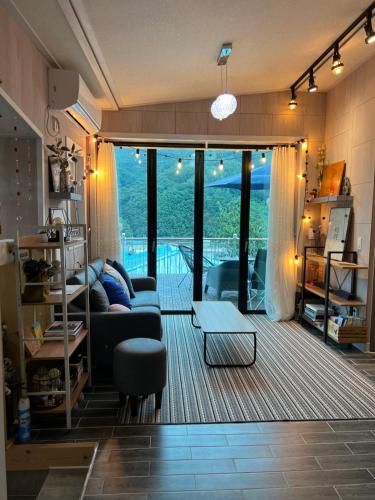 어스 온 어스 (Us on earth)