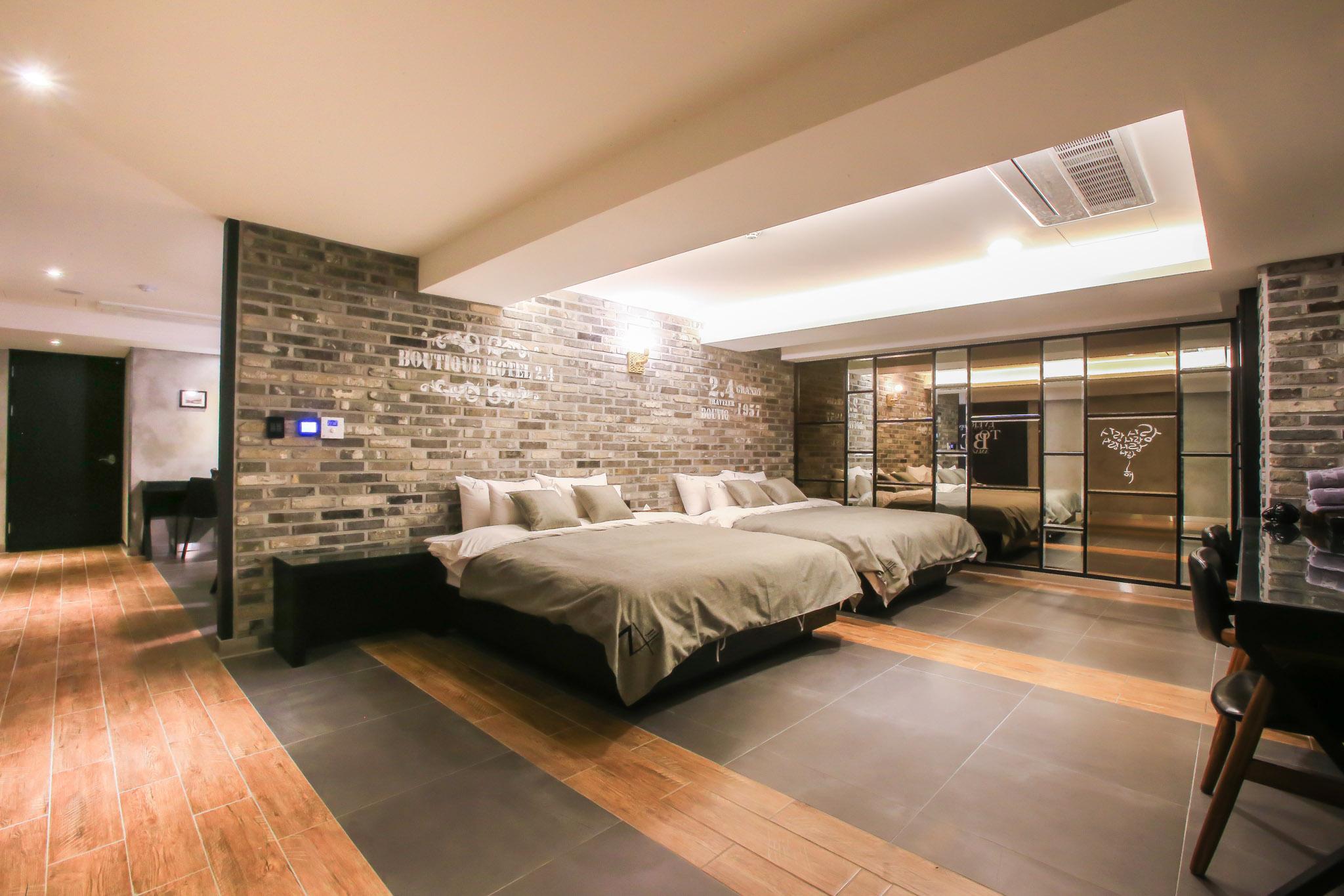 호텔 2.4 (Hotel 2.4)