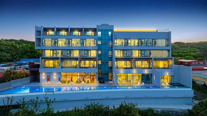 Madame Annette Pool Villa