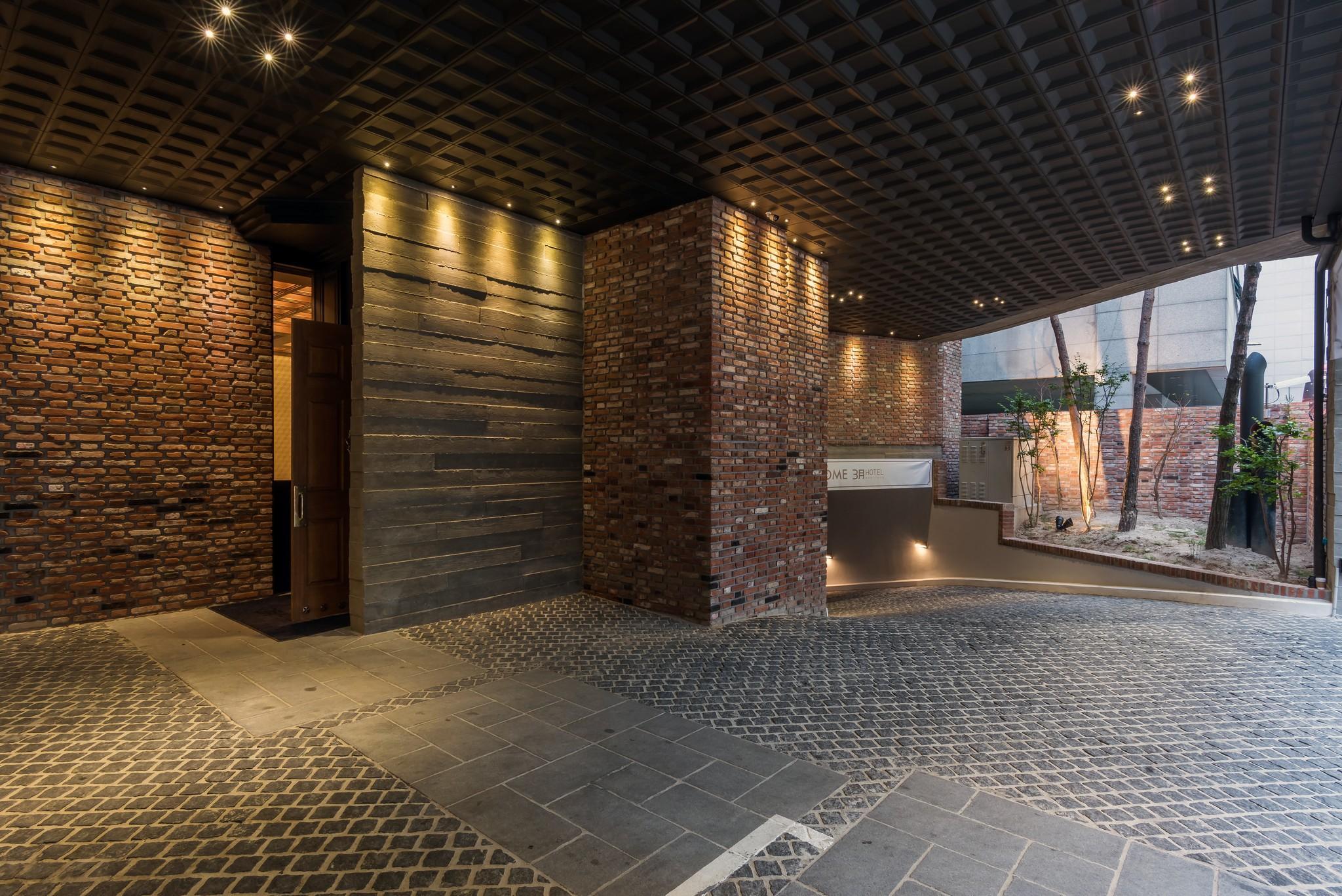 3월 호텔 (Hotel March)