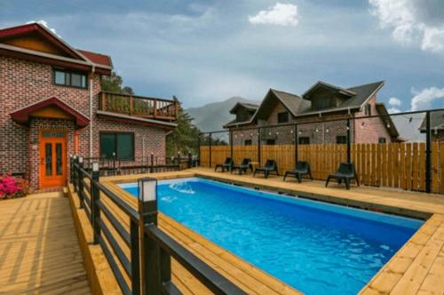 가평 해뜨는숲속 펜션 (Gapyeong hatteuneun supsok pension)