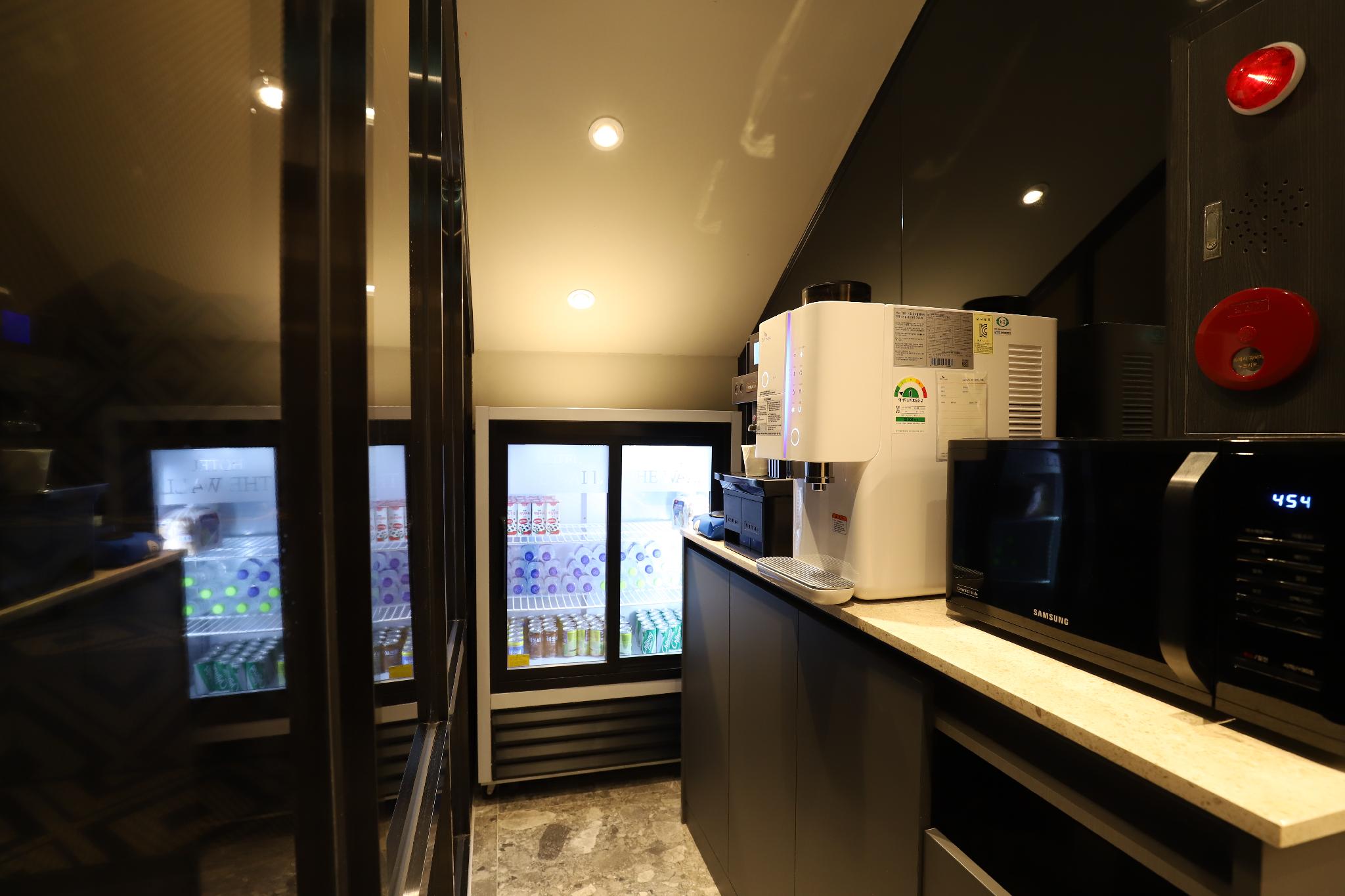 더 월 호텔 (The Wall Hotel)