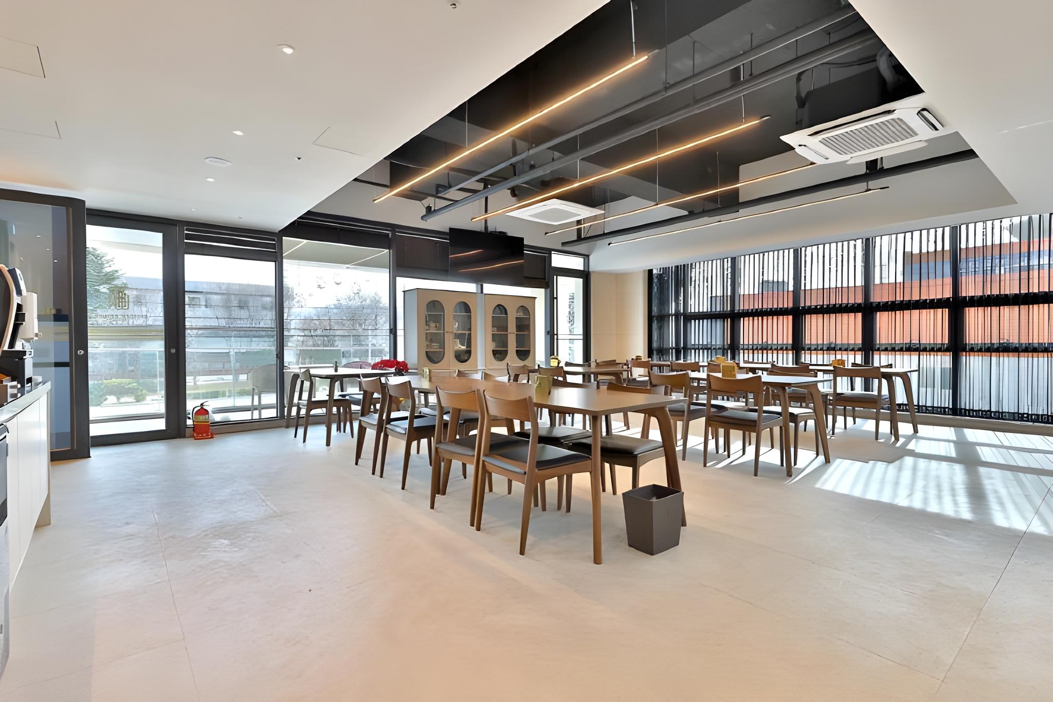 빌리언 웨스턴 호텔 (Billion Western Hotel)