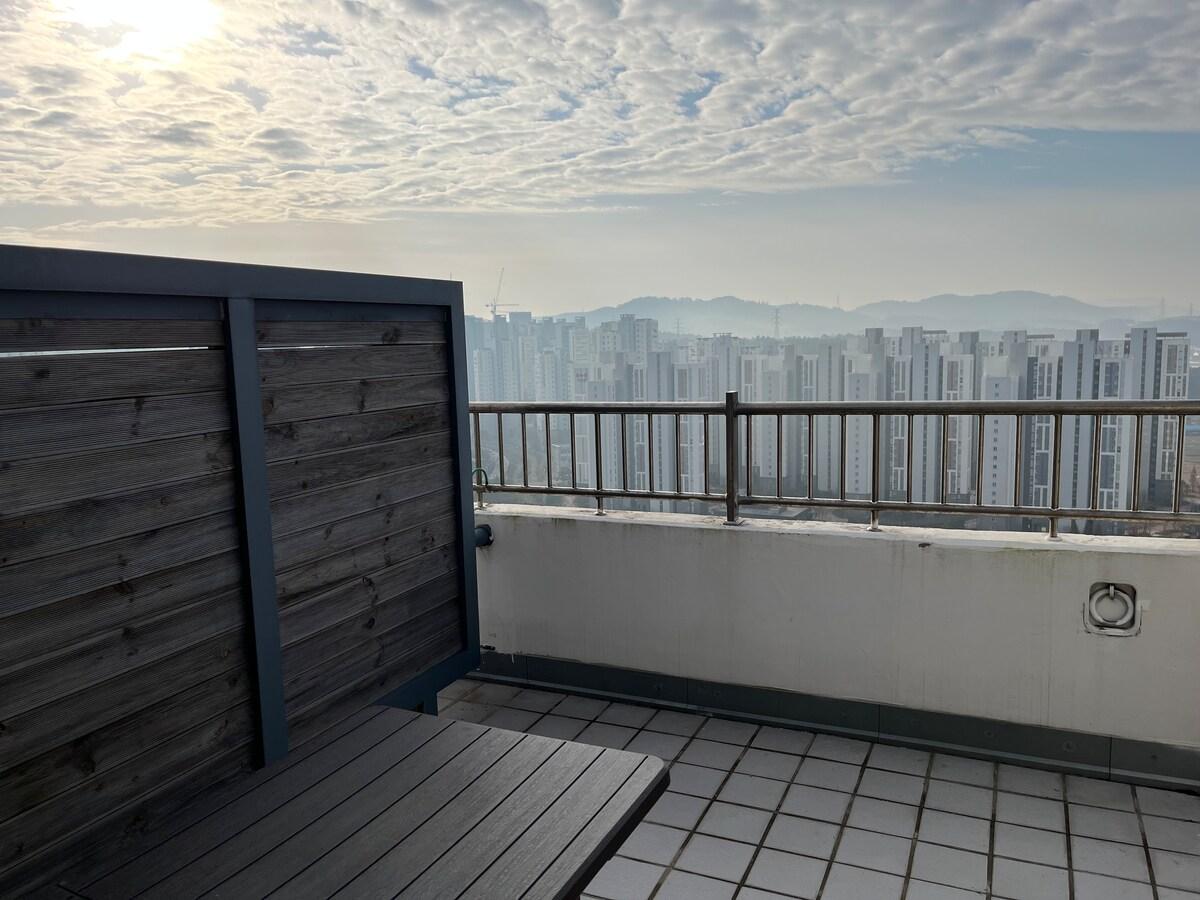 (장기최대할인)전용 테라스가 있는 복층 펜트하우스 ((Long-term Maximum Discount) Duplex Penthouse with Private Terrace)