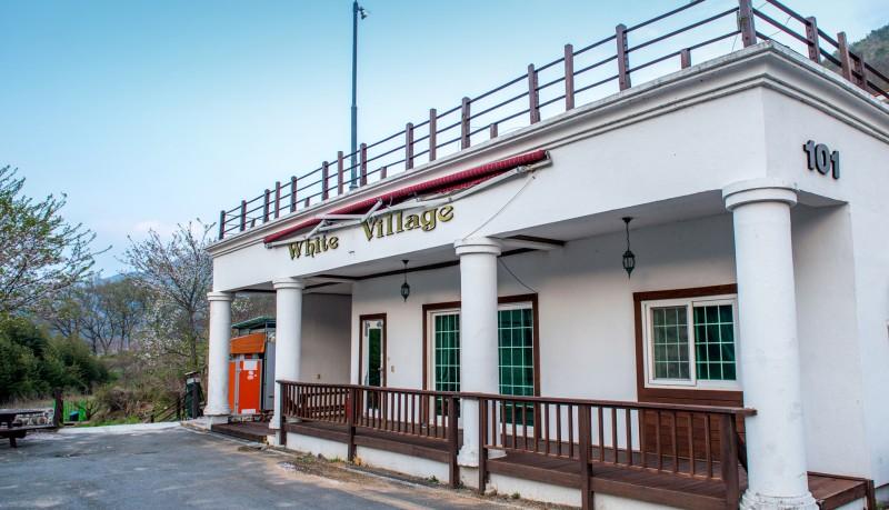 곡성 화이트빌리지펜션 (Gokseong White Village Pension)