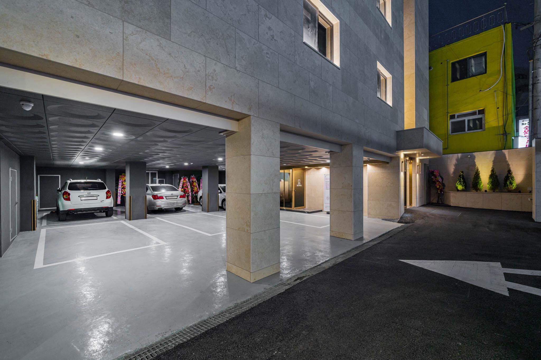 더 월 호텔 (The Wall Hotel)