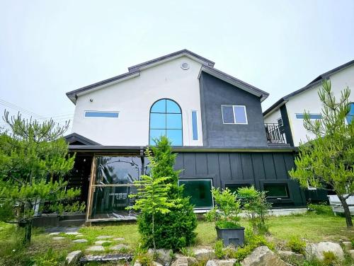 포암산풀빌라펜션 (Poam Mountain Pool Villa Pension)