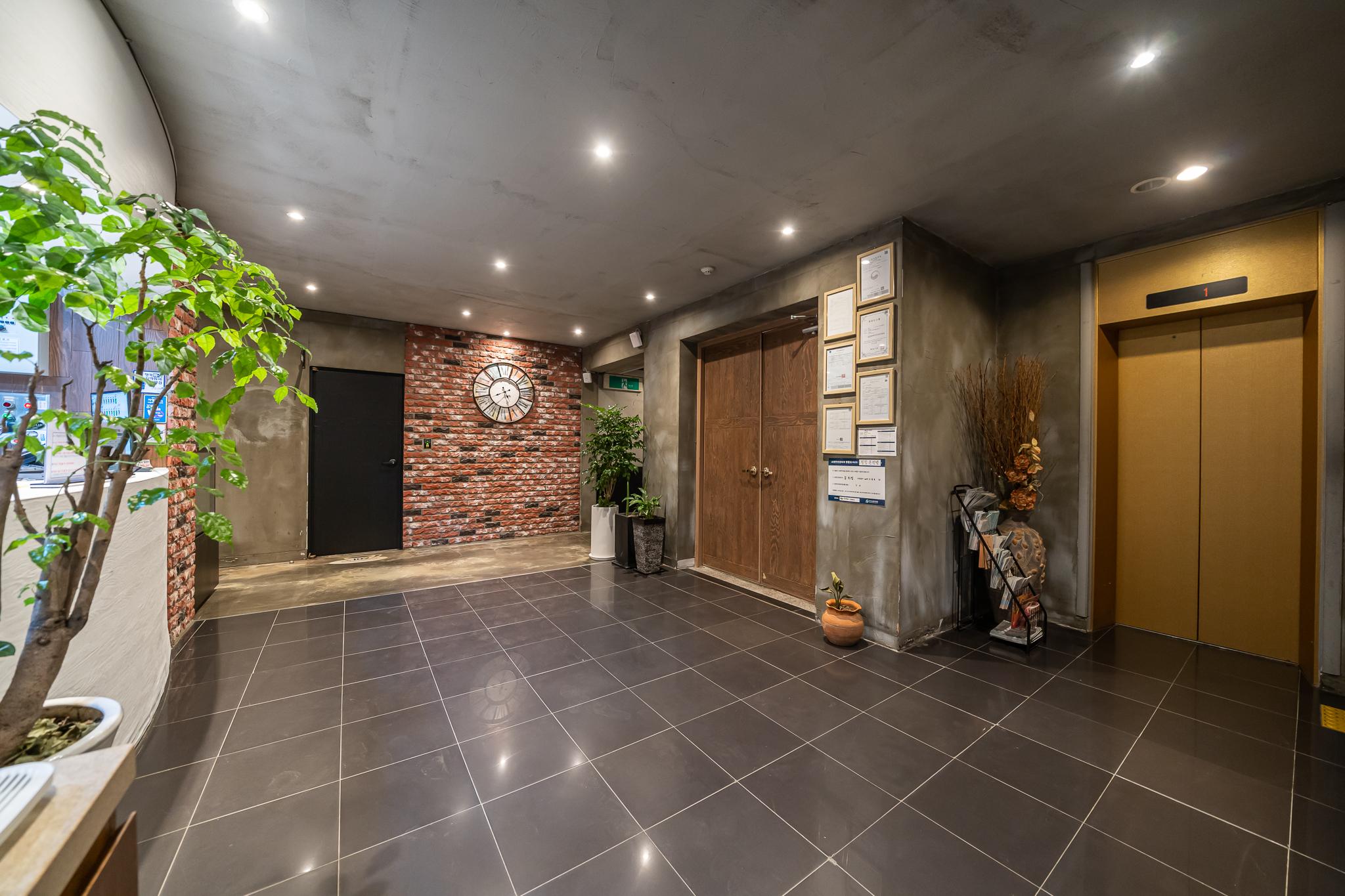 화성 월문 허니비1 (Hwaseong Wolmoon Honey Bee 1)