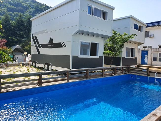 Muju Glamping & Pool Villa Caravan