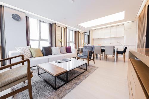 제이원 호텔 (J-One Hotel)