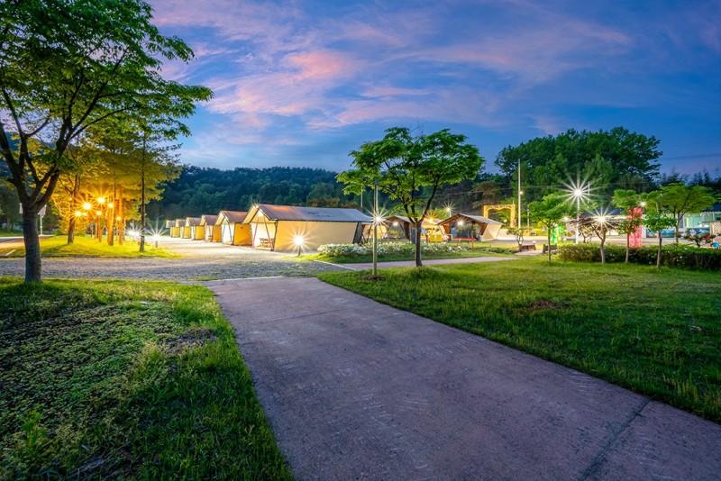 부여 굿뜨래웰빙마을 글램핑장 (Buyeo Good Trae Wellbeing Village Glamping Site)