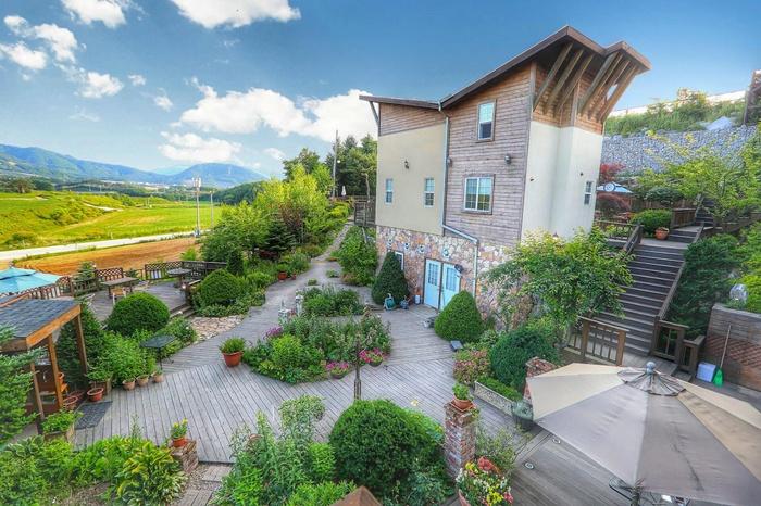 Queen Garden Pension