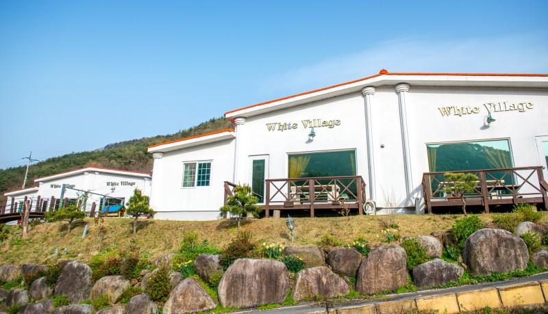 곡성 화이트빌리지펜션 (Gokseong White Village Pension)