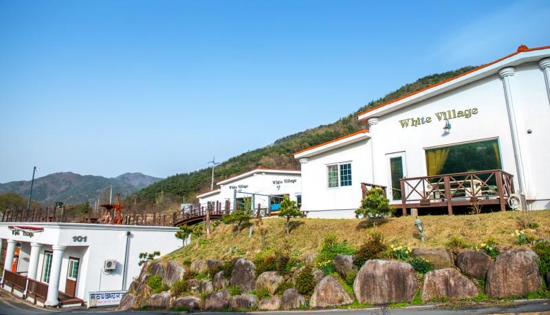 곡성 화이트빌리지펜션 (Gokseong White Village Pension)