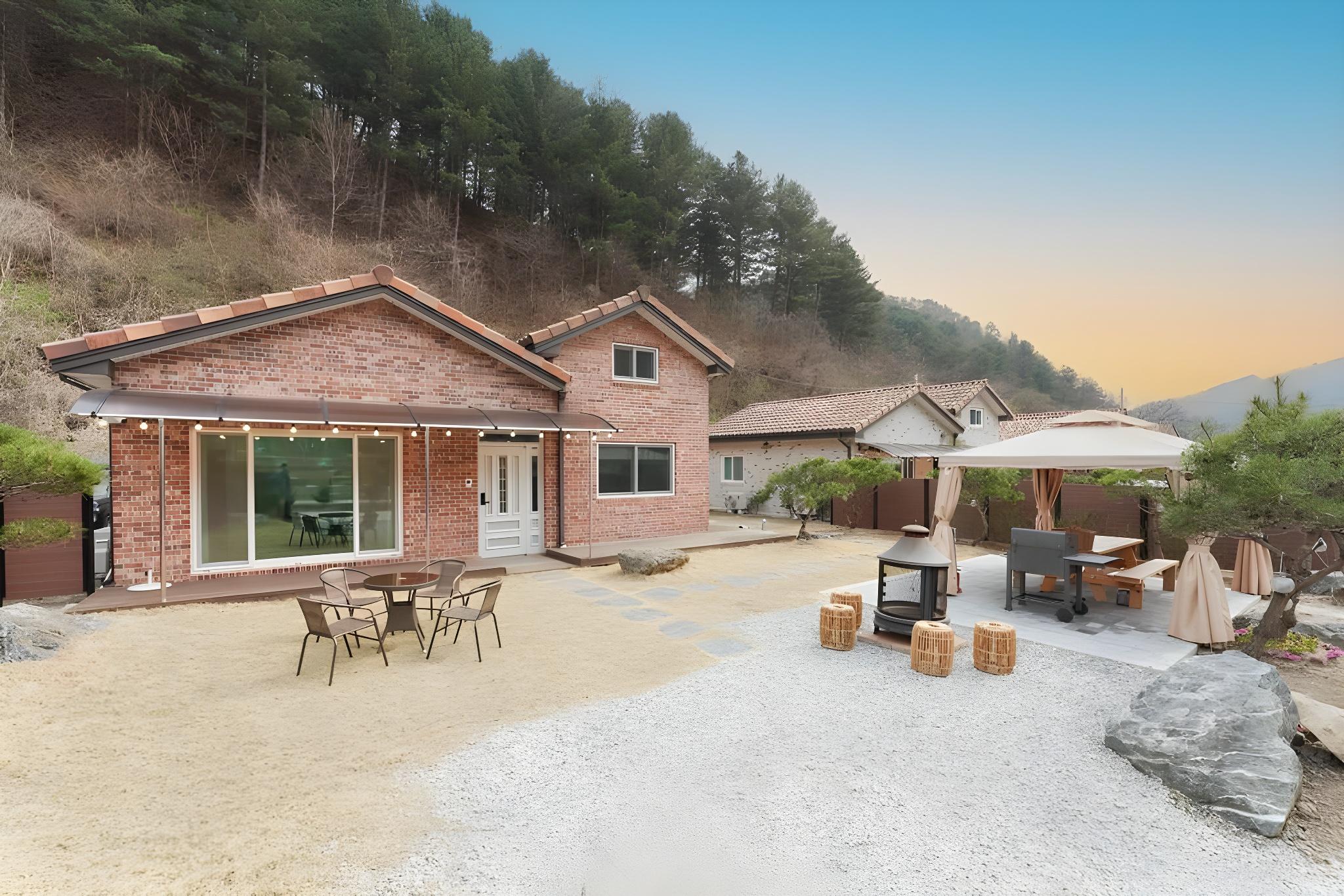 숲속 작은집 펜션 (Chuncheon Soopsog Jageun Jib Pension)