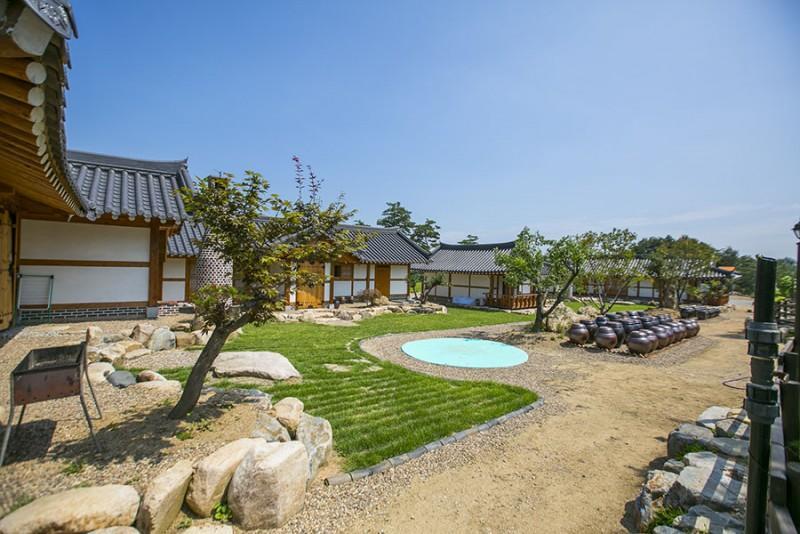 상주 소나무와황토집펜션 (Sangju Pine and Ocher House Pension)